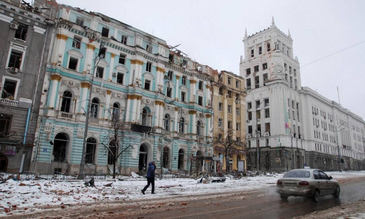 Danos após o bombardeio das forças russas na Praça da Constituição em Kharkiv, a segunda maior cidade da Ucrânia  — Foto: OLEKSANDR LAPSHYN / REUTERS