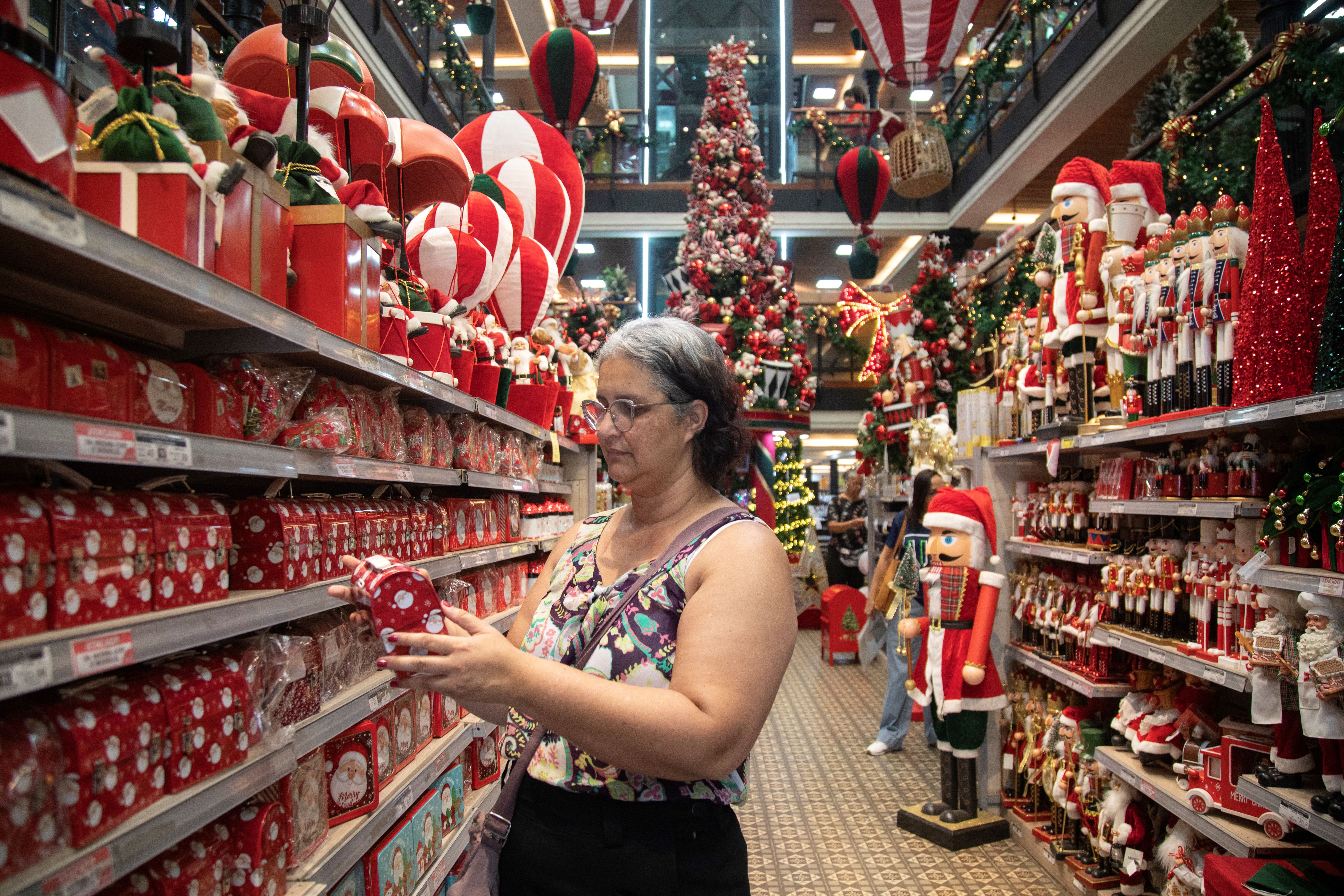 Produtos chineses invadem as prateleiras de decoração de Natal
