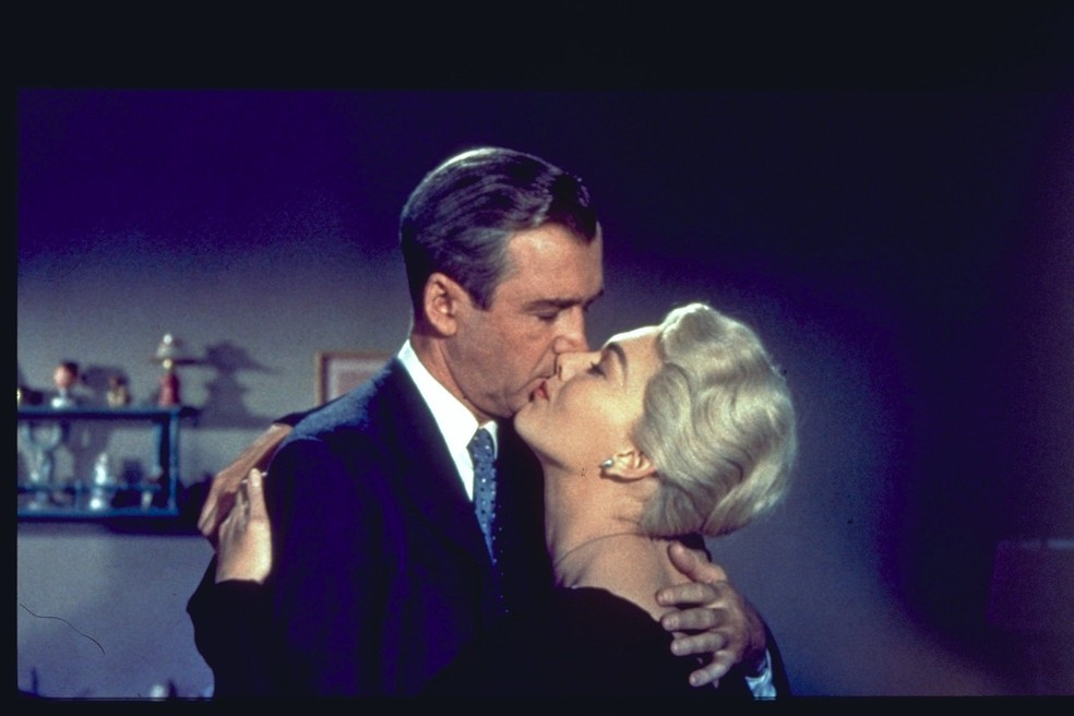 James Stewart e Kim Novak em cena do filme 'Um corpo que cai', de Hitchcock — Foto: Divulgação