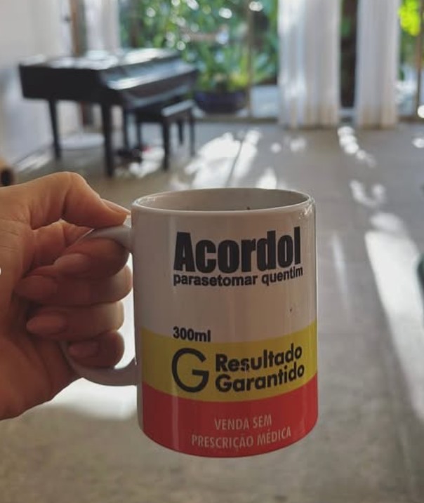 Piano in background — Image: Reproduction