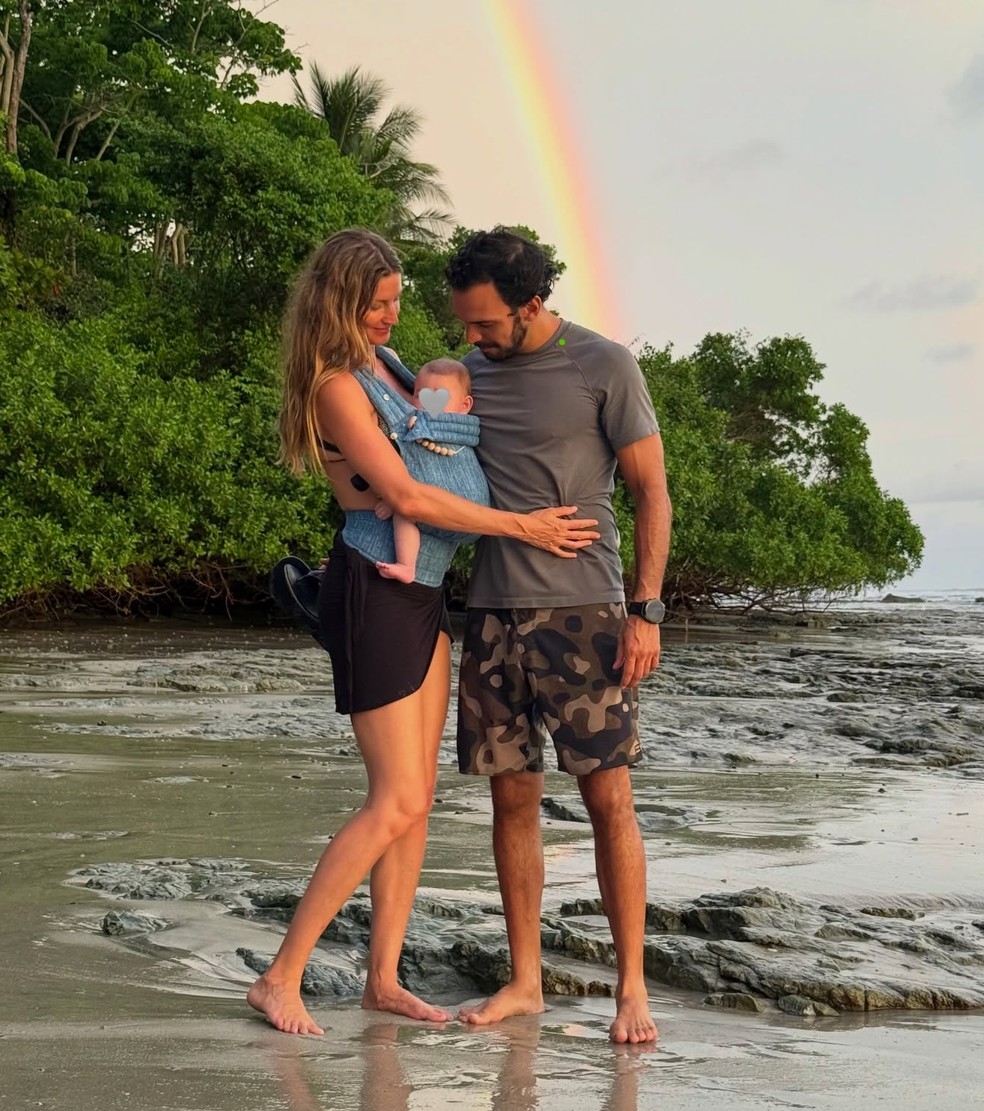 Gisele Bündchen e Joaquim Valente com o filho, River — Foto: Reprodução