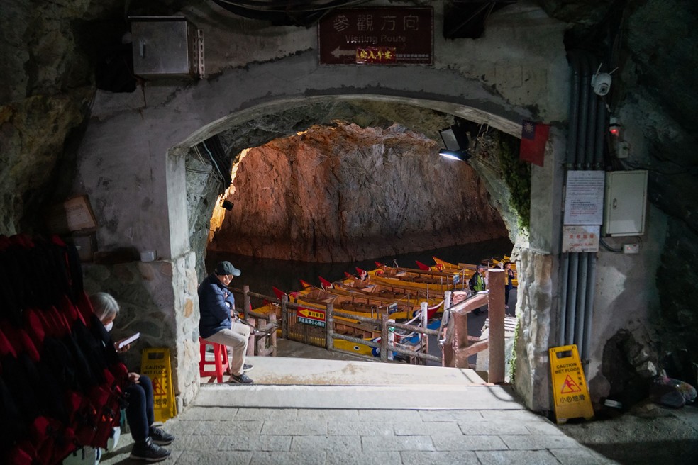 Barcos de turismo ocupam antigo túnel usado por militares, no arquipélago de Matsu, em Taiwan  — Foto:  Jack MOORE / AFP