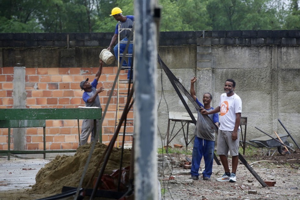 Sebastião dos Santos acompanha obras de retomada do projeto original de construção de um polo de reciclagem em Gramacho, perto do antigo lixão — Foto: Custódio Coimbra