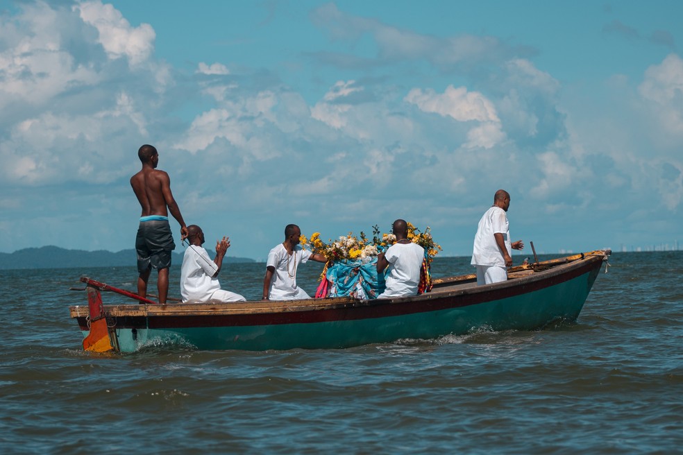 Maré a favor. Registro do artista mostra entrega de presente a Iemanjá na Praia de Itapema, no Recôncavo — Foto: Roque Boa Morte