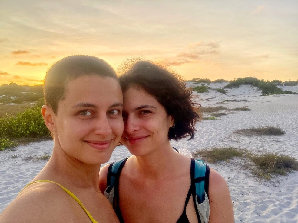 A filha da atriz Débora Bloch, Julia Anquier, e a cantora Maria Beraldo — Foto: Reprodução/Instagram