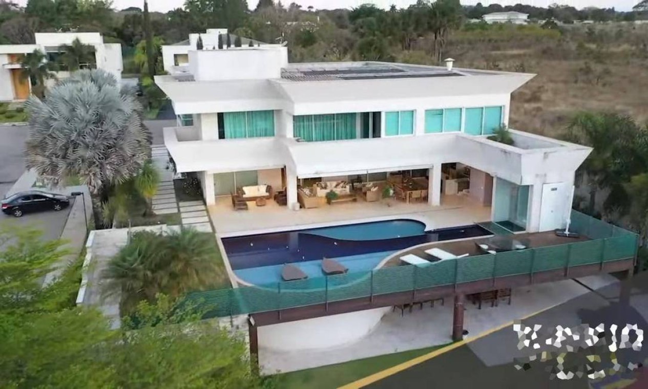Vídeo: Mansão que fez patrimônio de Flávio disparar fica em terreno de 2.400 m² e foi quitada 27 anos antes do previsto