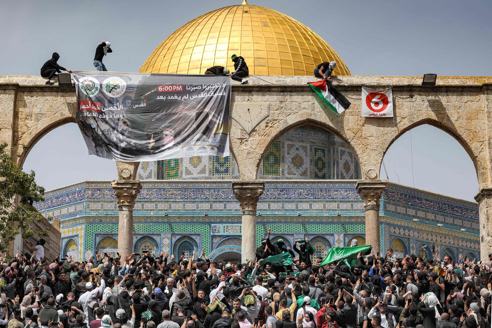 Palestinos exibem bandeira do Hamas durante as orações de sexta-feira, diante da Mesquita do Domo da Rocha, em Jerusalém — Foto: Ahmad Gharabli / AFP