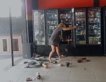 Vídeo: portando uma faca, mulher invade açougue em Jacarepaguá, destrói equipamentos e produtos e causa prejuízo de R$ 25 mil
