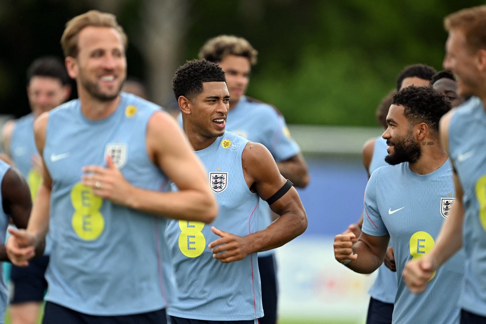 Kane, Bellingham e Reece James em treino da Inglaterra — Foto: CHANDAN KHANNA / AFP