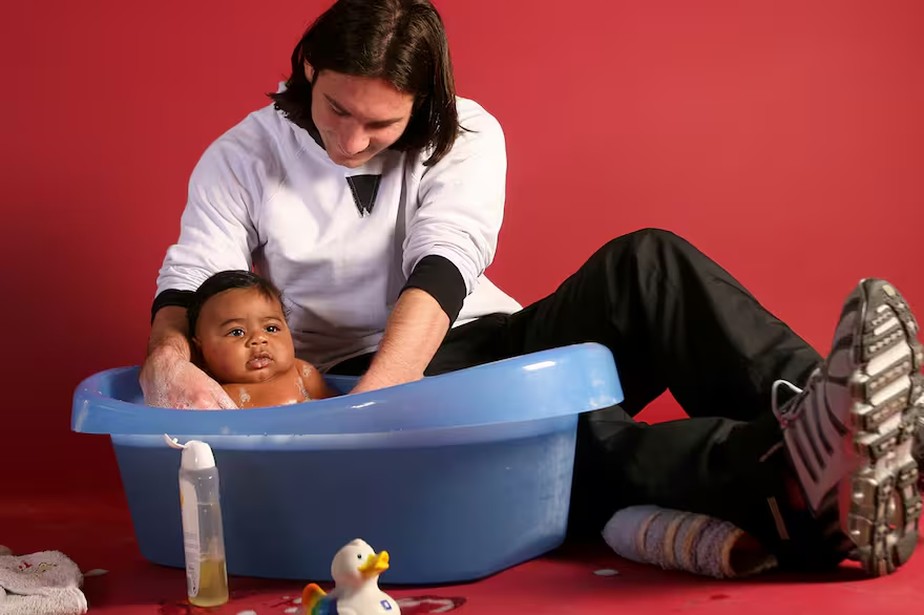 Messi dando banho em Xamã? Saiba a historia por trás da foto viral do  jogador com bebê em banheira