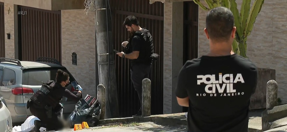 Polícia faz perícia na entrada da casa de policial civil assassinado em Niterói — Foto: Reprodução / TV Globo