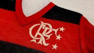 Camisa oficial, listrada em preto e vermelho e feita em tricot, dos anos 80: pesada. Foto de Gabriel de Paiva/ Agência O Globo