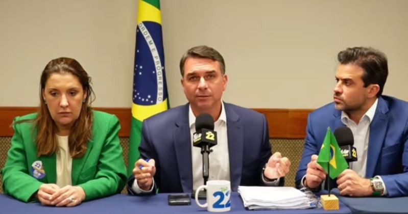 'Vamos resolver a eleição neste domingo, olha a gravidade do que está acontecendo', diz Flávio após desistir de debate - Foto