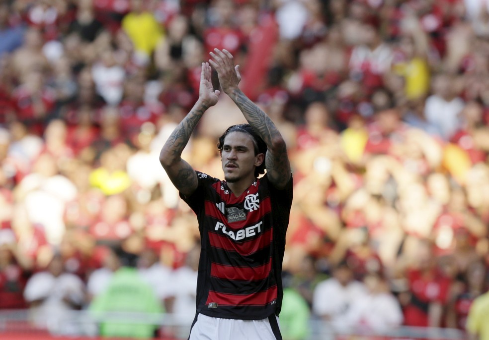 Pedro marcou dois gols em goleada contra Corinthians — Foto: Marcelo Theobald / Agência O Globo