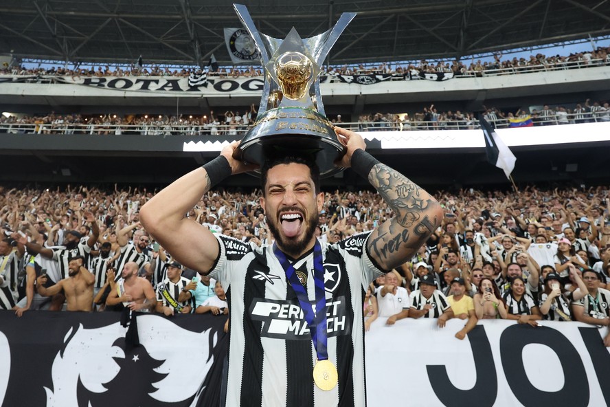Alex Telles é campeão Brasileiro pelo Botafogo