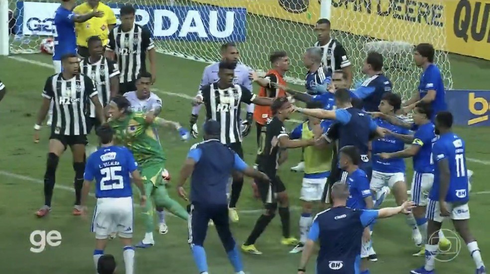 A pancadaria na final do Mineiro — Foto: Reprodução/TV Globo e ge tv