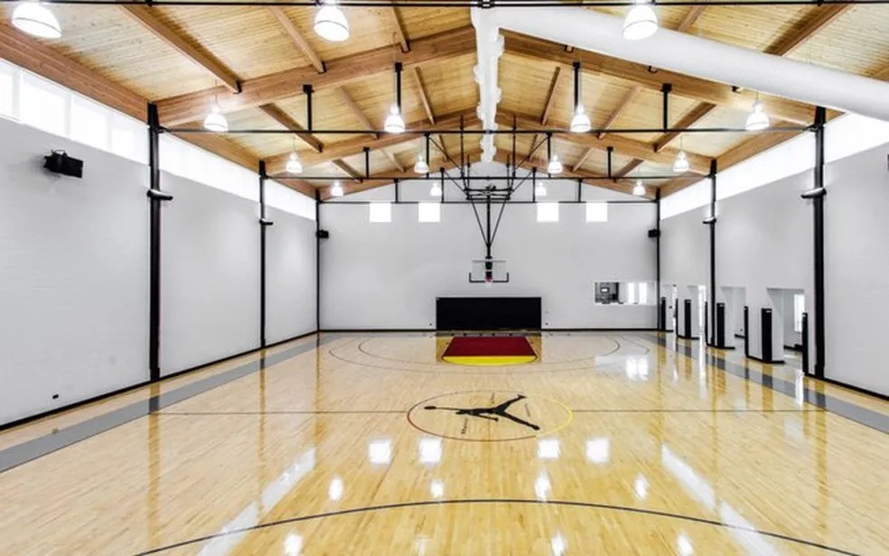 Mansão de Michael Jordan tem quadra de basquete personalizada com tamanhos e padrões oficiais da NBA — Foto: Reprodução