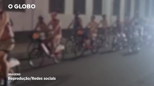 Ciclistas circulam pelados pelo Centro do Rio e passam até em frente ao QG da Polícia Militar