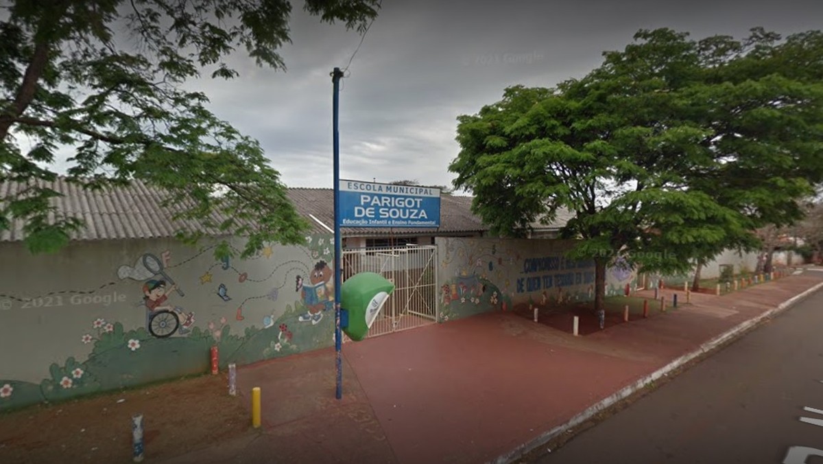 Comendo a diretora da escola