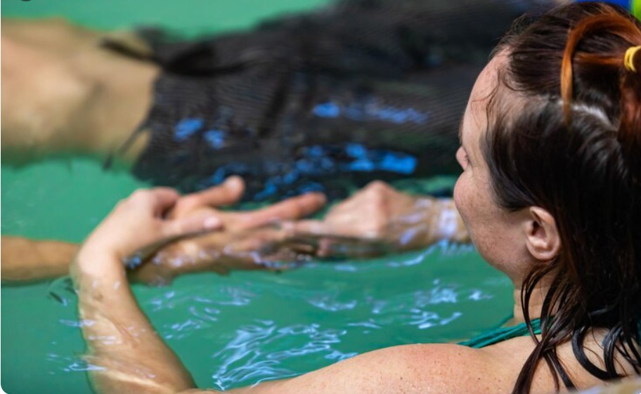 Cover image for Biodança aquática: conheça a prática que ajuda a reduzir o estresse e aliviar tensões