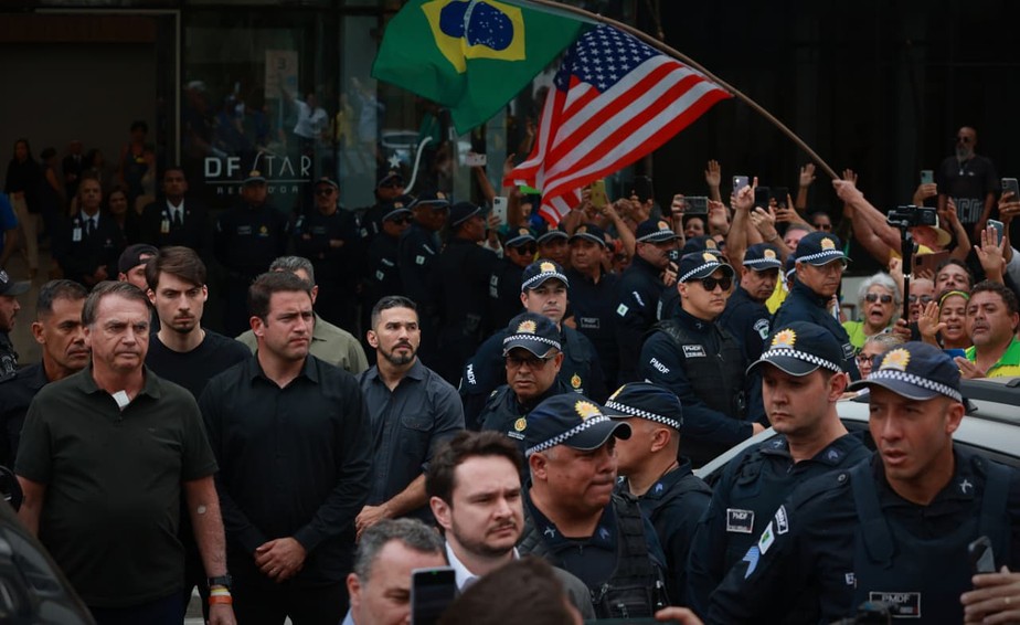 Bolsonaro vai a hospital sob forte escolta policial, e boletim médico  aponta quadro de anemia e pneumonia residual