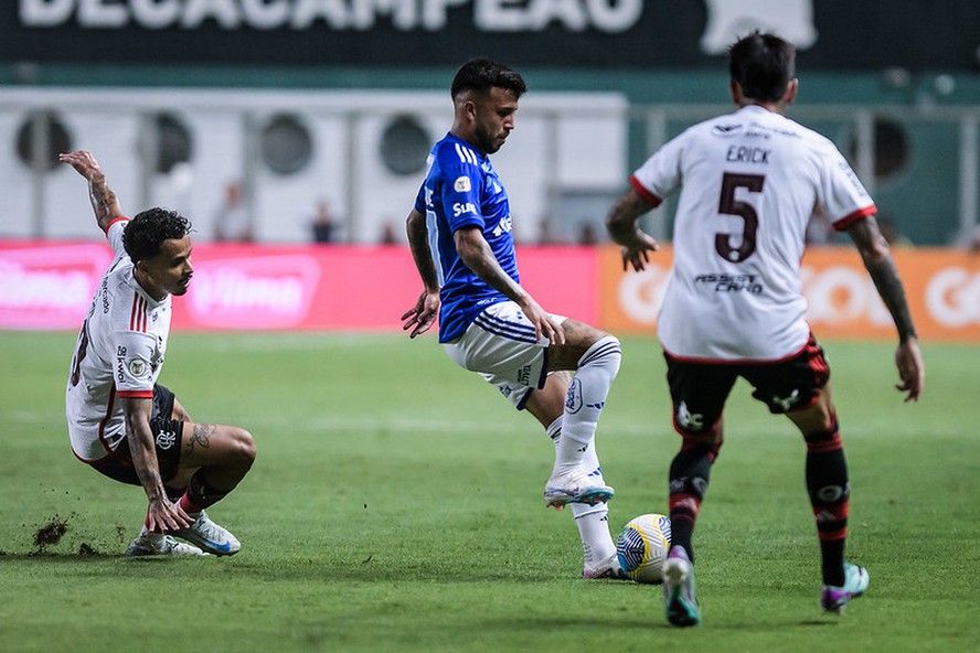 Matheus Henrique tenta se livrar da marcação de Pulgar e Allan