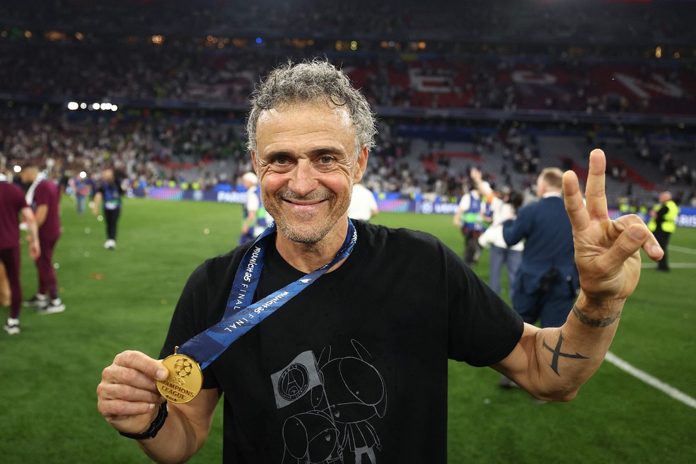 Luis Enrique posa com medalha e camisa em homenagem à filha — Foto: FRANCK FIFE / AFP