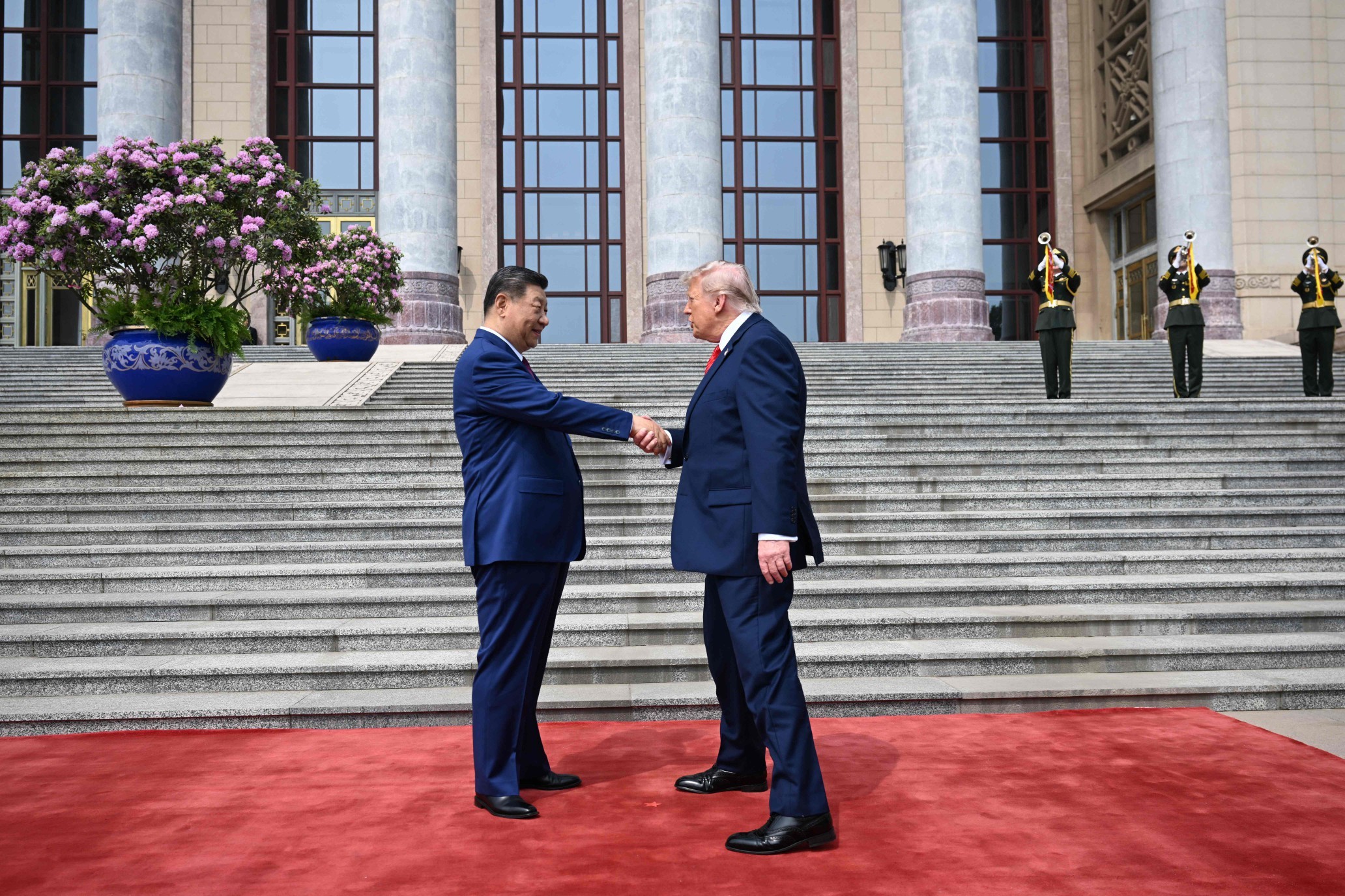 'Teremos um futuro fantástico juntos', diz Trump em encontro com Xi Jinping em Pequim, com Irã, Taiwan e comércio em pauta