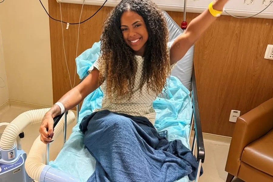 Cantora Marvvila passa por cirurgia para remover sexto dedo da mão: 'dar tchau sem vergonha'