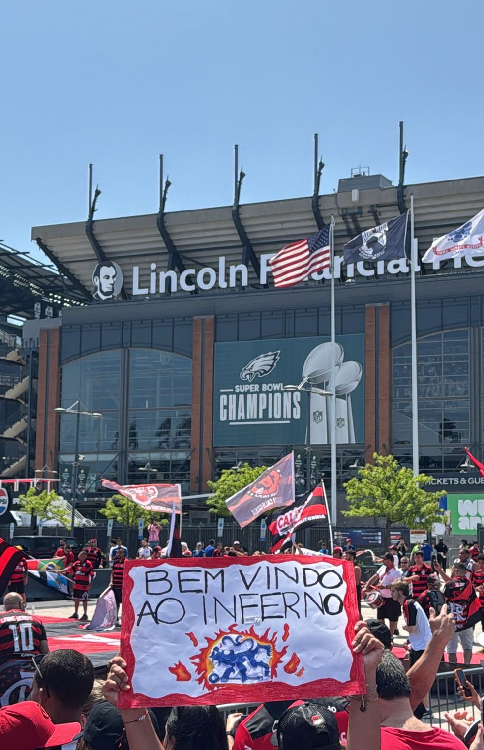 Torcedor do Flamengo ergue placa de "Bem-vindo ao inferno" antes de jogo contra o Chelsea — Foto: Reprodução