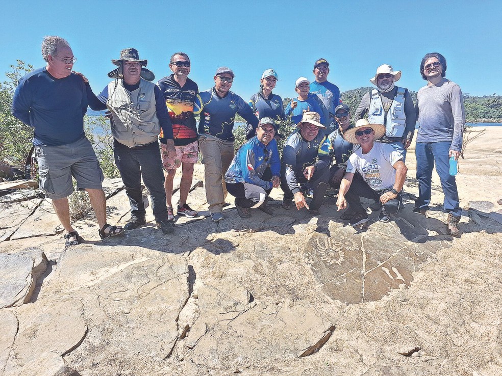 Turma de pesquisadores foi conferir de perto os novos achados arqueológicos — Foto: Arquivo Pessoal