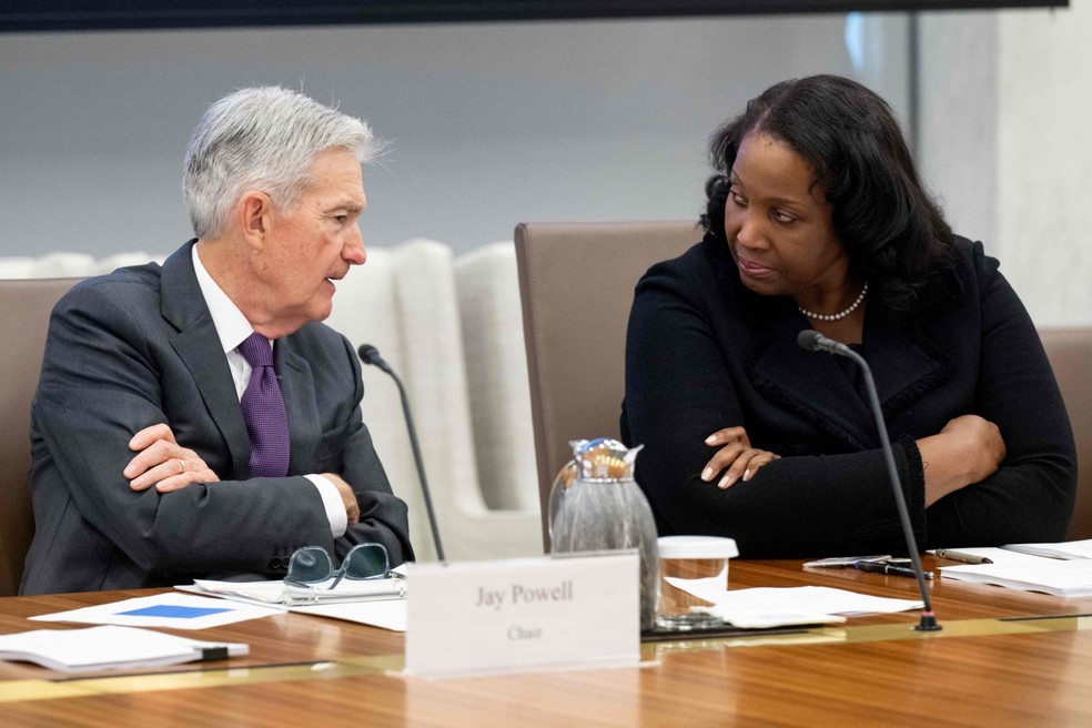 O presidente do Fed, Jerome Powell, e a diretora Lisa Cook — Foto: SAUL LOEB / AFP