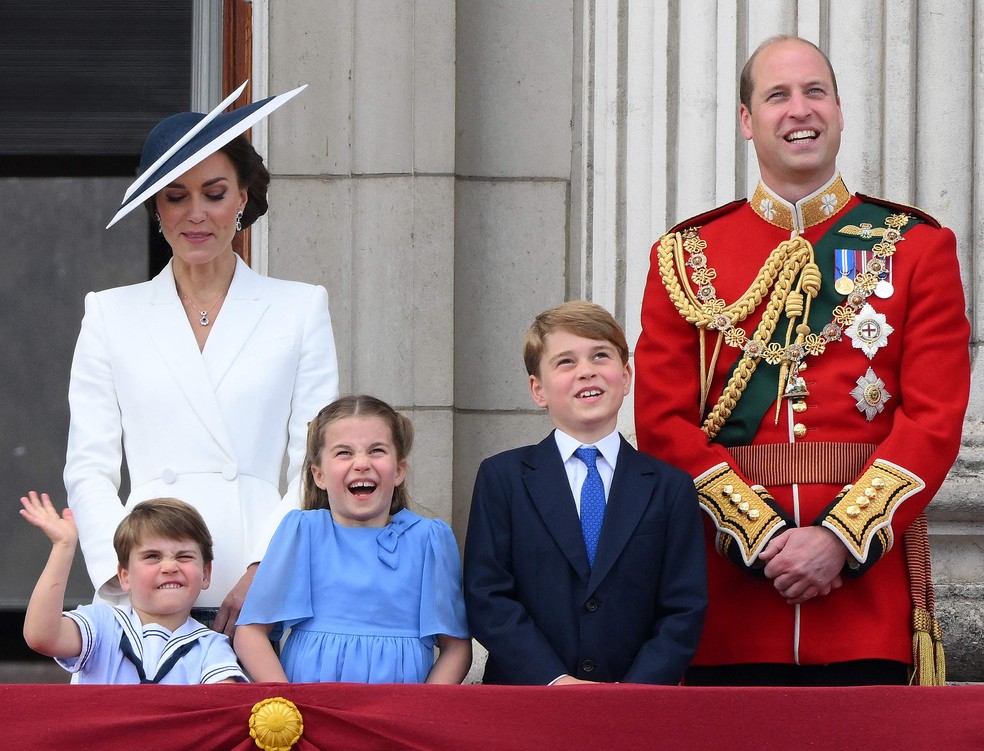 Catherine, Princesa de Gales, e o Príncipe Britânico William, Príncipe de Gales, estão com seus filhos, o príncipe Louis, a princesa Charlotte e o príncipe George — Foto: DANIEL LEAL / AFP