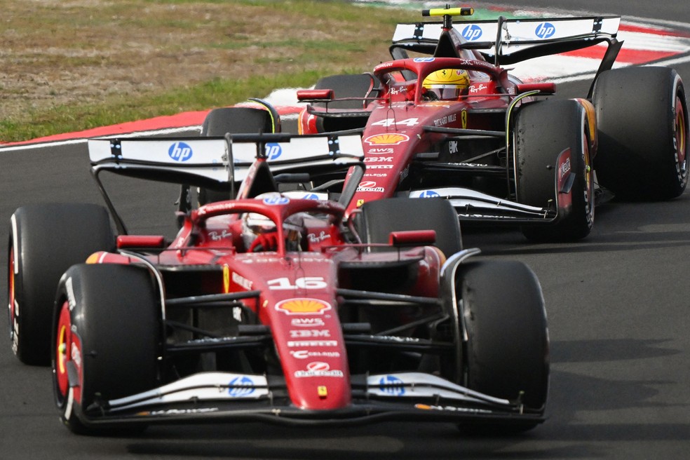 Charles Leclerc e Lewis Hamilton, ambos da Ferrari, foram desclassificados no GP da China — Foto: Jade Gao / AFP