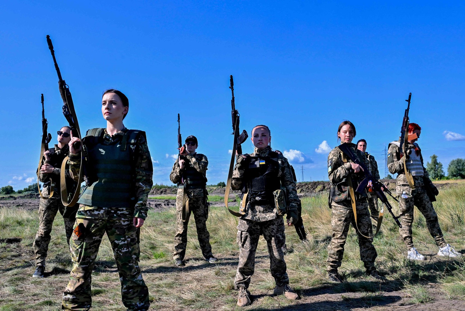 Uniformes incluem roupa de baixo para missões de combate, que são diferentes das usadas por civis — Foto: Sergei SUPINSKY / AFP
