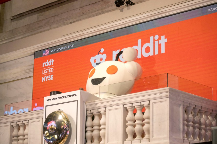 Ações da Reddit disparam 48% em sua estreia na Bolsa de Nova York