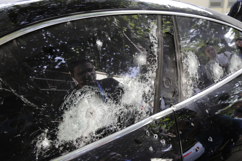 Lado esquerdo do carro de Vinicius Drumond foi alvo de mais de 30 tiros nesta sexta-feira na Barra da Tijuca — Foto: Domingos Peixoto / Agência O Globo