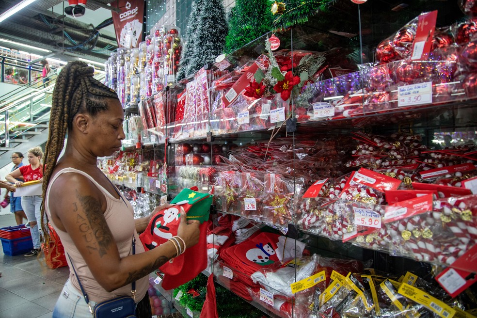 Cláudia Santos is looking for decorations to decorate her new Christmas tree — Photo: Ana Branco / Agência O Globo