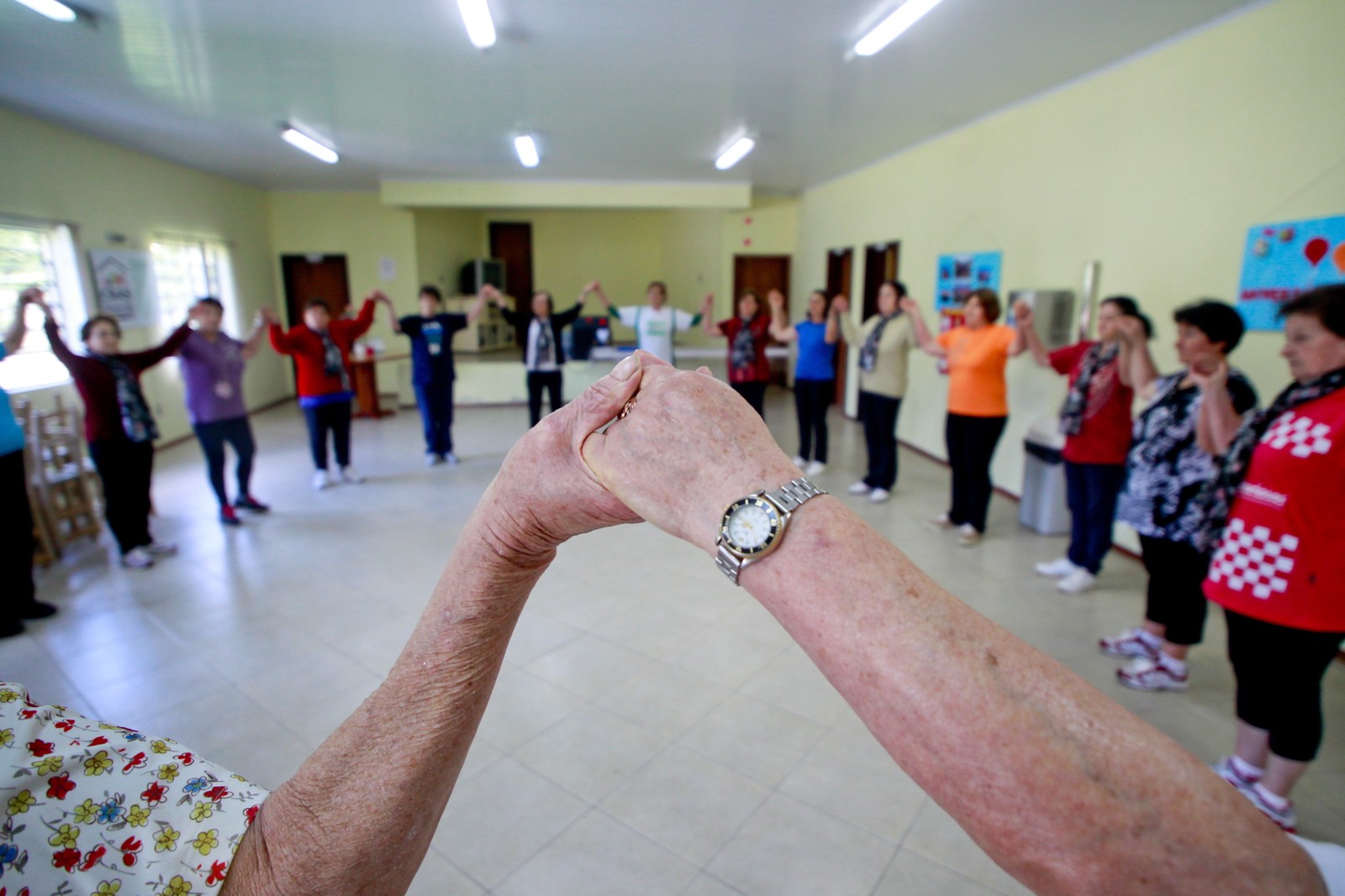 Em Coqueiro Baixo, interior do Rio Grande do Sul, senhoras dançam e cantam em unidade de assistência social — Foto: Pedro Kirilos