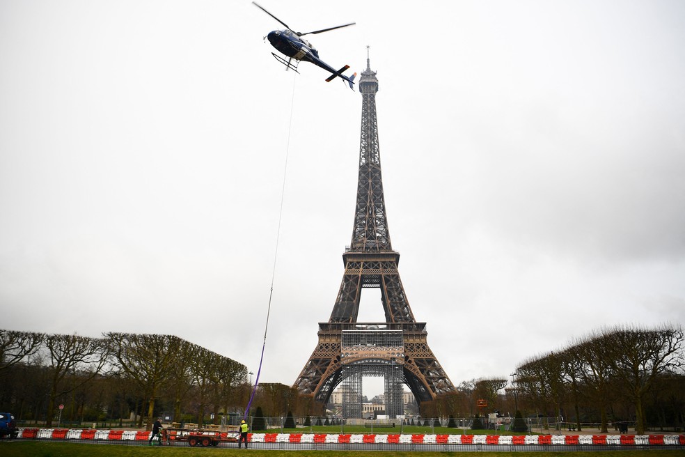 Antena na Torre Eiffel em Paris — Foto: Christophe Archambault / AFP