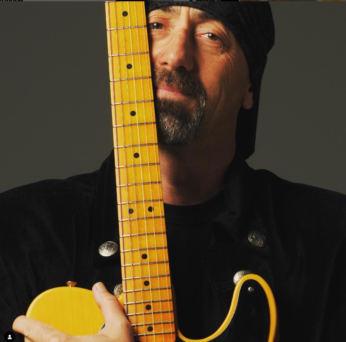 Morre Jack Sonni, ex-guitarrista do Dire Straits, aos 68 anos