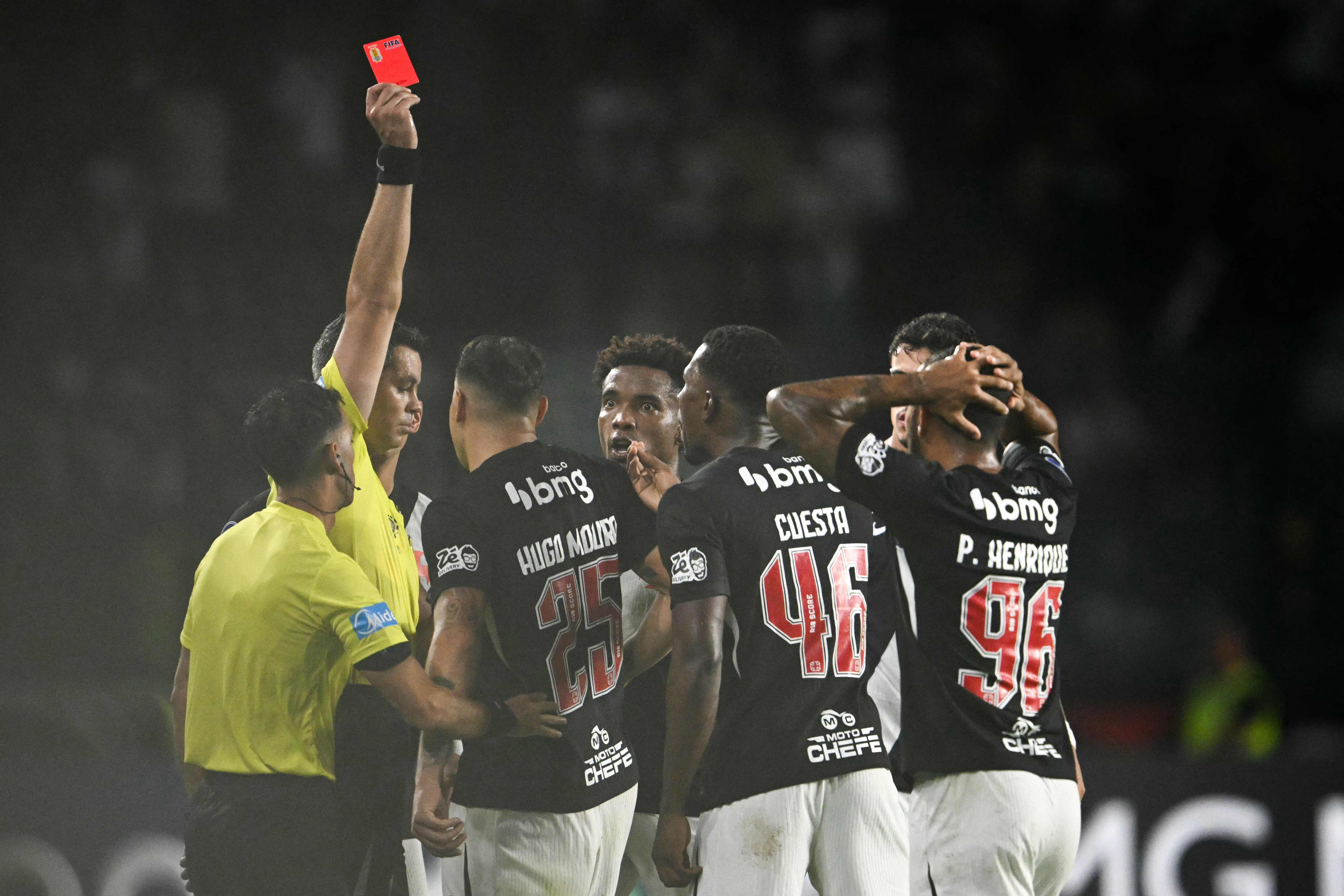 Que Jogo É Esse: O cartão vermelho já não basta para o futebol