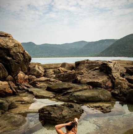A piscina natural na Ilha das Palmas tem areia formada por conchas — Foto: Hermes de Paula