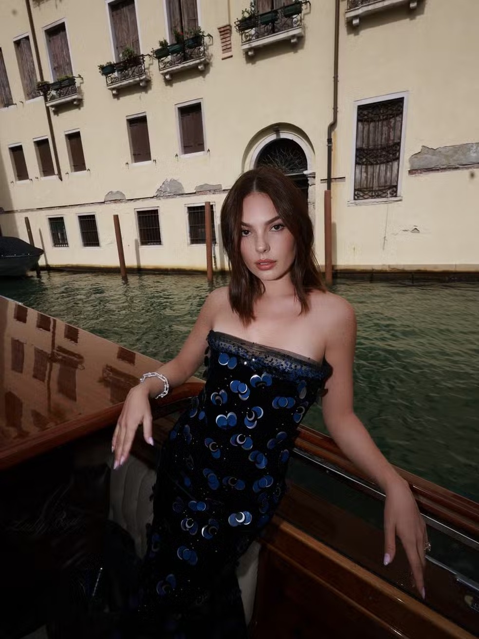 Isis Valverde surgiu no Festival de Cinema de Veneza 2025 em um look da grife Armani Privé e joias em ouro branco com diamantes pavé — Foto: Reprodução/Instagram