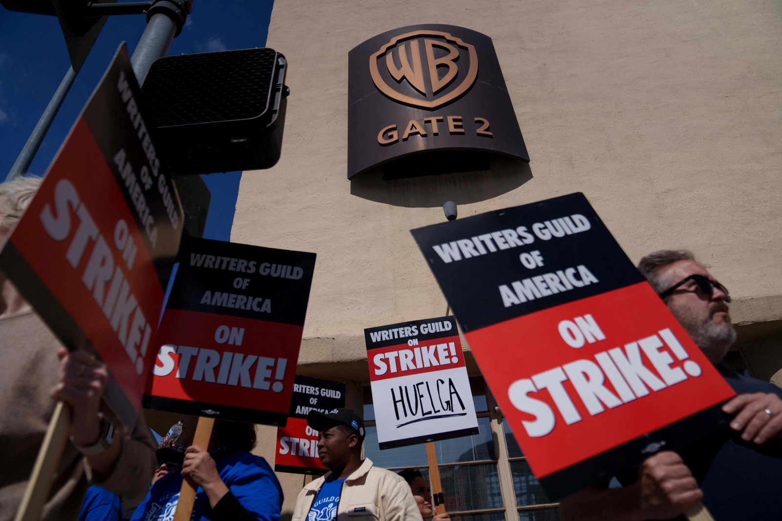 Protestos diante do estúdio da Warner, na Califórnia — Foto: Eric Thayer/AFP