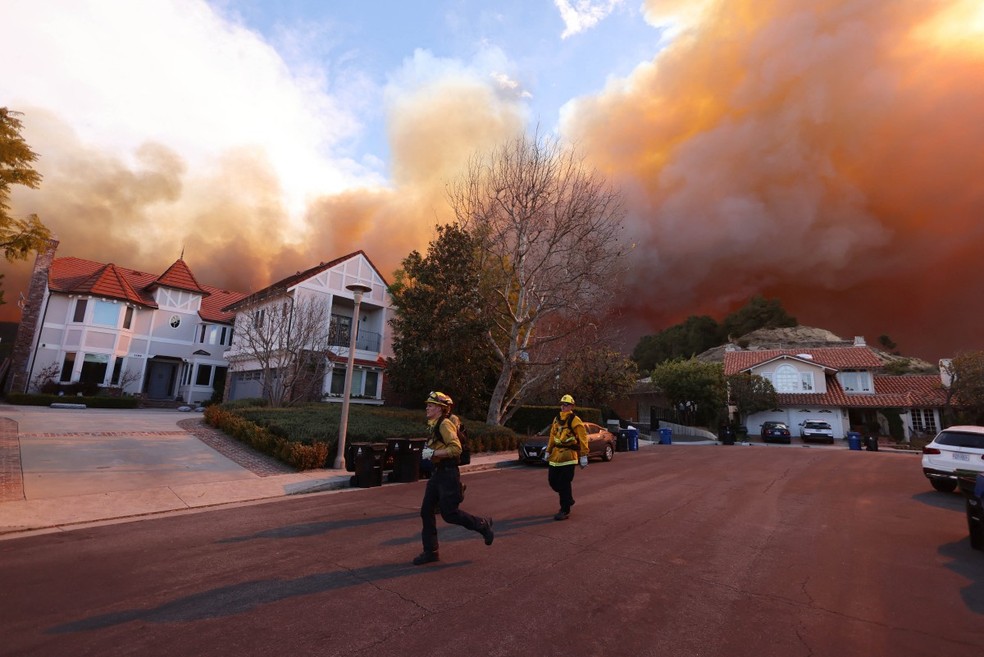 Incêndio florestal consome quase 500 hectares em Los Angeles em 90 minutos; veja fotos