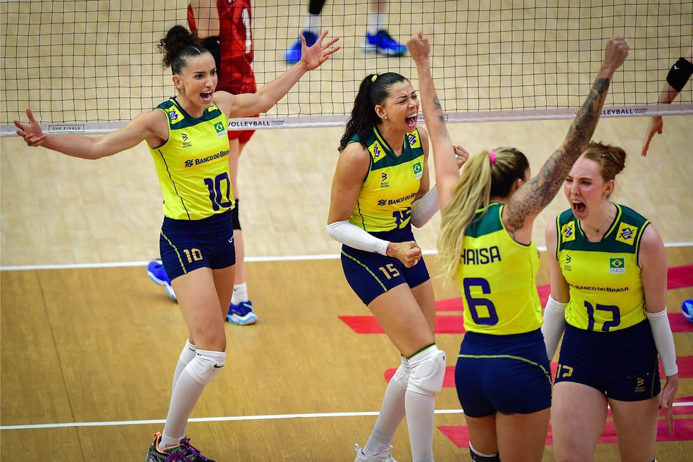 Brasil comemora ponto contra o Japão, pela semifinal da Liga das Nações de 2024. — Foto: Divulgação FIVB