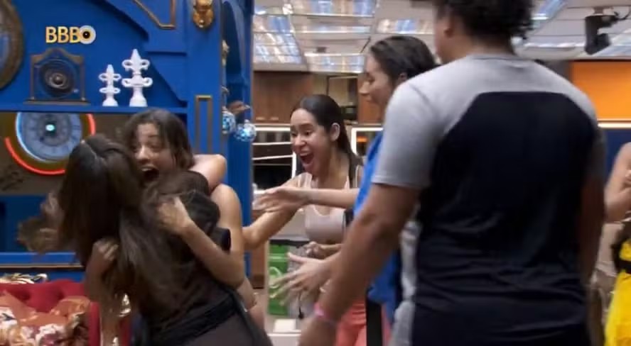 No 'BBB 24', Beatriz Reis costumava pular em cima dos famosos que visitavam a casa. Ela derrubou Sabrina Sato e recebeu uma punição gravíssima. Depois disso, ela também derrubou Ivete Sangalo no chão — Foto: Reprodução/TV Globo