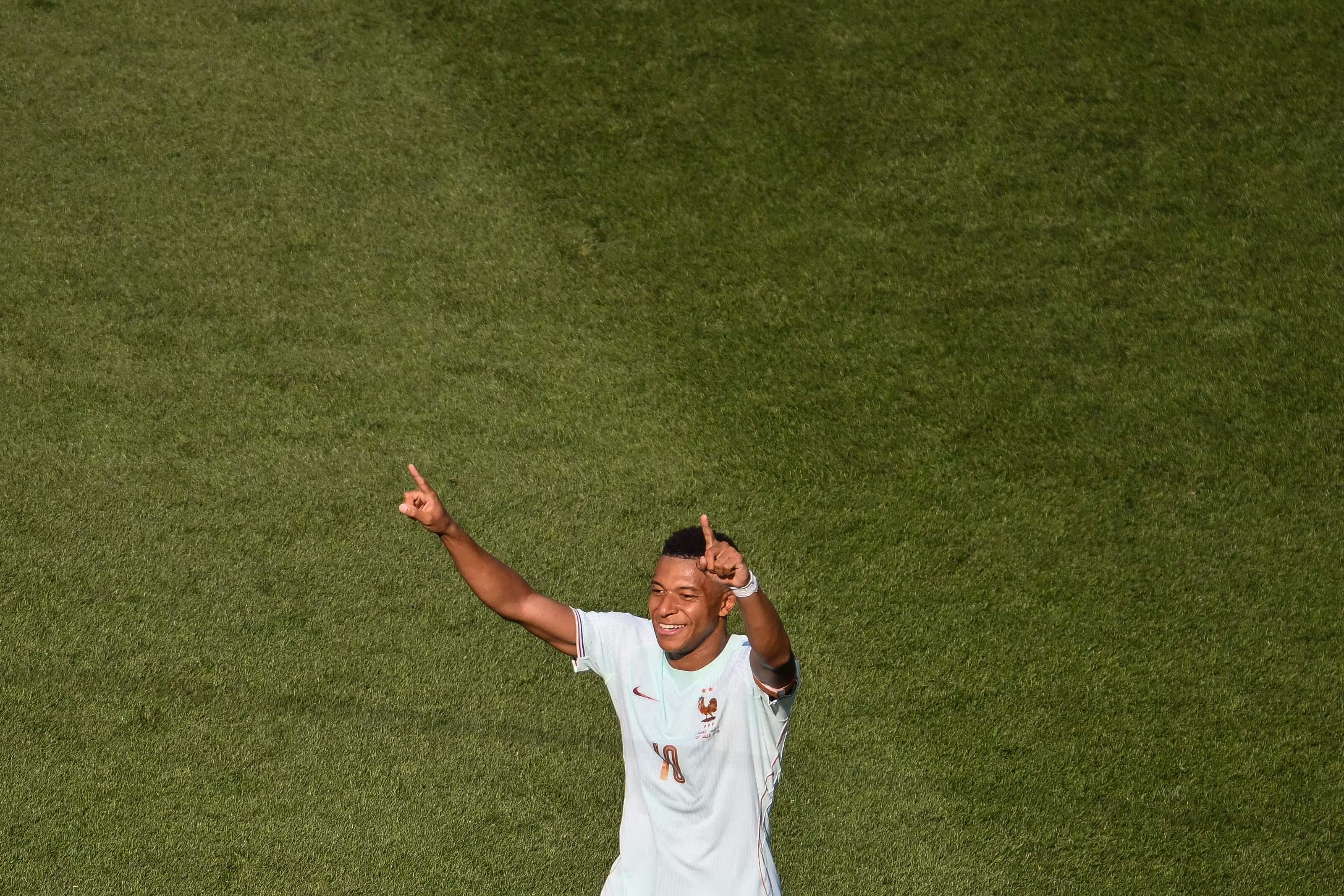 Mbappé tranquiliza torcida após substituição e garante estar bem para semifinais