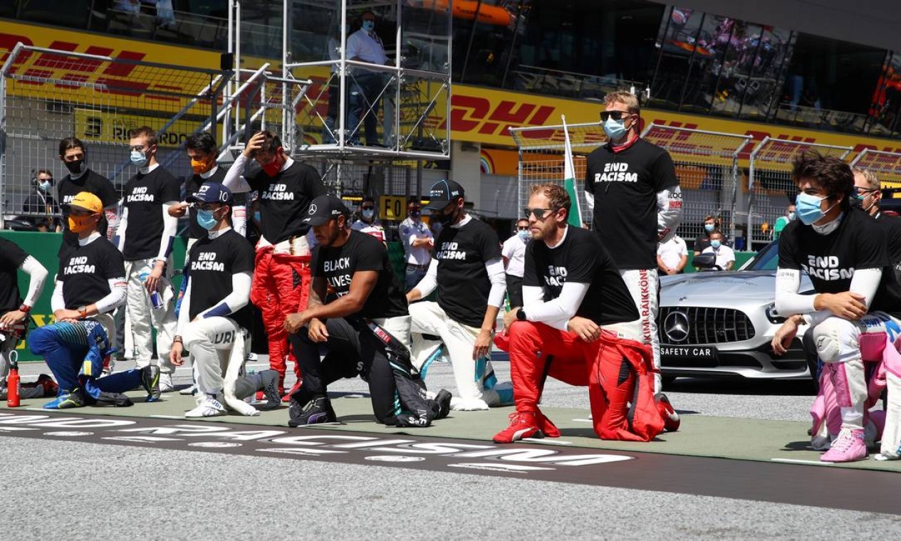 No Grande Prêmio da Áustria, Hamilton, da Mercedes; Sebastian Vettel, da Ferrari; e o resto dos pilotos se ajoelham no grid vestindo uma camiseta antirracismo, em julho  — Foto: Mark Thompson / Reuters